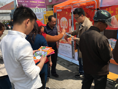 扬州体彩在汽车客运东站开展顶呱刮十周年庆地推1.jpg
