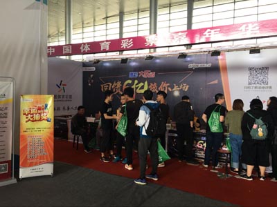 1524624848694298.jpg 扬州体彩在扬马嘉年华现场开展大乐透主题地推活动1.jpg