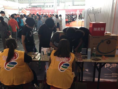 1524624854422788.jpg 扬州体彩在扬马嘉年华现场开展大乐透主题地推活动2.jpg