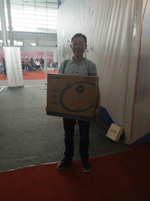 1524624869622853.jpg 扬州体彩在扬马嘉年华现场开展大乐透主题地推活动4.jpg