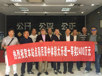 1527210427689152.jpg 10位领奖者露脸.jpg