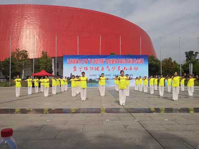 12、贴心服务 镇江体彩助力“省第十三届‘长江经济带’全民健身大联动镇江分会场”活动 照片.jpg