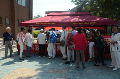 1529562438177744.jpg 盐城市开展”体彩杯“广场舞大赛射阳赛区”体彩嘉年华“地推活动03.jpg