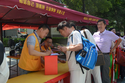 1529562448753223.jpg 盐城市开展”体彩杯“广场舞大赛射阳赛区”体彩嘉年华“地推活动04.jpg