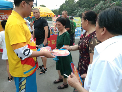 5足球比赛进社区 体彩顶呱刮新票“西游记”送惊喜.jpg