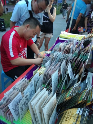 2足球比赛进社区 体彩顶呱刮新票“西游记”送惊喜.jpg