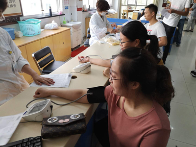 1534832686342147.jpg 江阴体彩连续六年组织销售员体检 (1).jpg