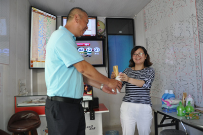 泰州体彩中心开展“走网点 送清凉”活动 6 .jpg