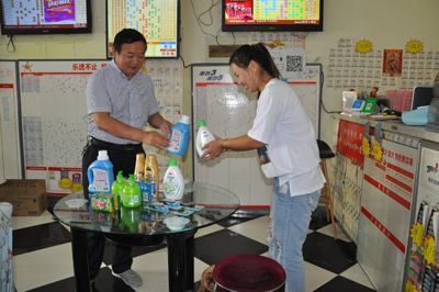 泰州体彩中心开展“走网点 送清凉”活动 1.jpg