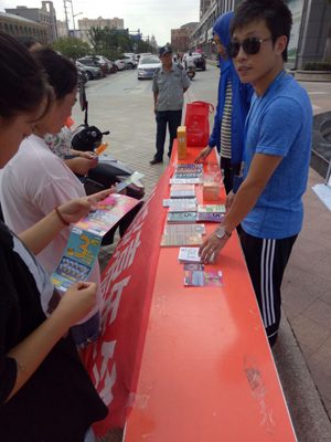 1535960466377572.jpg 连云港灌南体彩走进居民小区举办体彩地推活动2.jpg