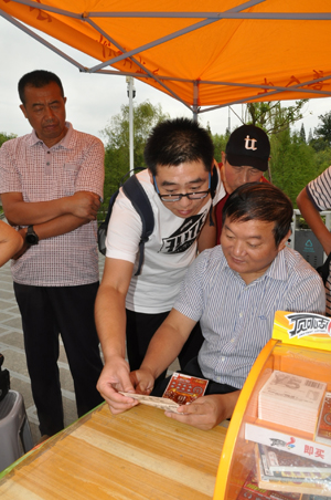 泰州体彩地推走进泰山社区 公益惠民演出现场爱心满满 2.jpg