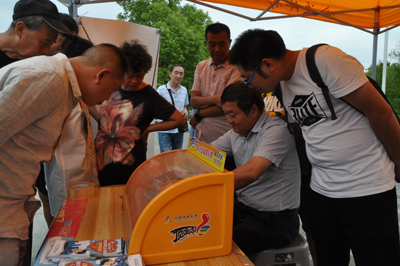 泰州体彩地推走进泰山社区 公益惠民演出现场爱心满满3.jpg