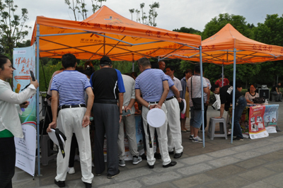 泰州体彩地推走进泰山社区 公益惠民演出现场爱心满满4.jpg