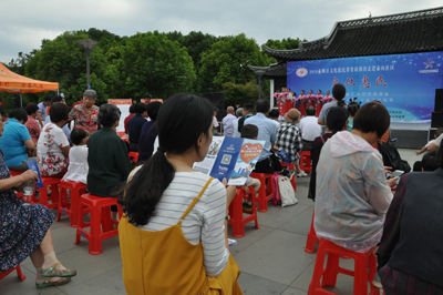 泰州体彩地推走进泰山社区 公益惠民演出现场爱心满满5.jpg