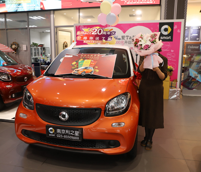 玩体彩新票“锦绣”中十万元 无锡夫妻开走首辆奔驰smart.jpg