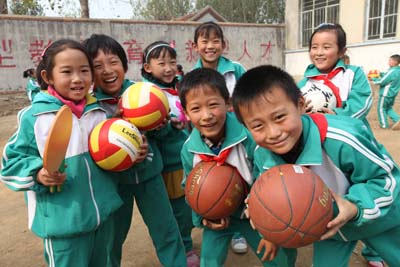 “公益体彩 快乐操场”活动来到了莱芜，为将山联小等四所学校捐赠体育器材。孩子们抱着心爱的器材，脸上洋溢着幸福和快乐。.jpg