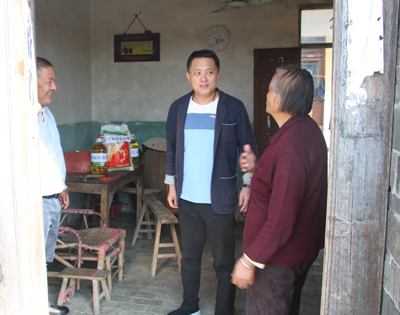 金秋送关爱 扬州体彩重阳慰问三界村老人.jpg