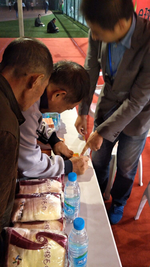 1539740395420380.jpg 吴中体彩开展金秋十月体彩大型地推活动3.jpg