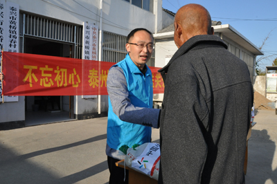 1540188942264042.jpg 金秋时节弘扬美德 泰州体彩为老人送关爱 3.jpg