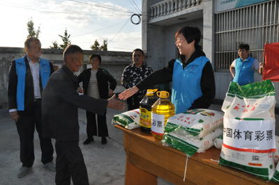 1540188952639433.jpg 金秋时节弘扬美德 泰州体彩为老人送关爱 4.jpg