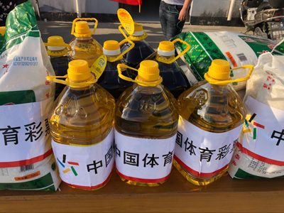 1540188962900572.jpg 金秋时节弘扬美德 泰州体彩为老人送关爱 7.jpg