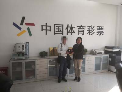 1540967436738912.jpg 生日宴上演“巅峰对决” 扬州购彩者喜获1000元奖金及8g金条1.jpg