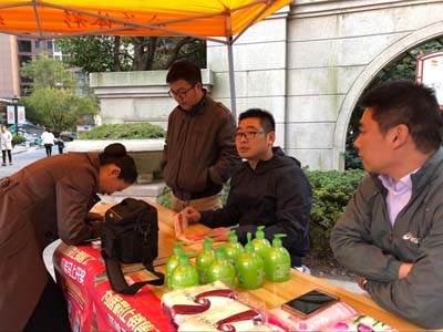 1541555321993958.jpg 文化惠民 爱心满满 泰州体彩地推走进美好社区 4 .jpg