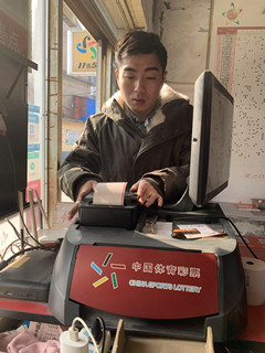 盐城体彩专管员服务效率不断提高01_副本.jpg