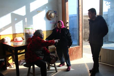 爱心暖冬进行时 扬州体彩慰问乡村困难户_副本.jpg