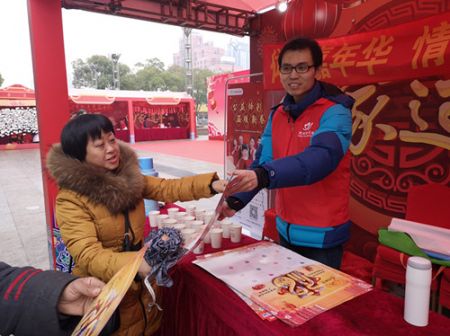 春运路上 无锡体彩爱心相随 (1)_副本.jpg