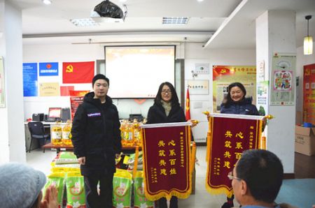 1548748808226117.jpg 扶贫爱心捐助 情暖困难家庭1_副本.jpg