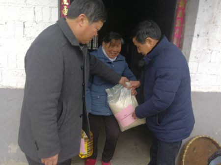 “新风行动”走访村 泰州体彩送温暖送关爱 4_副本.jpg