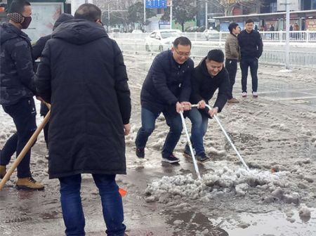 工作人员清冰扫雪 (1)_副本.jpg