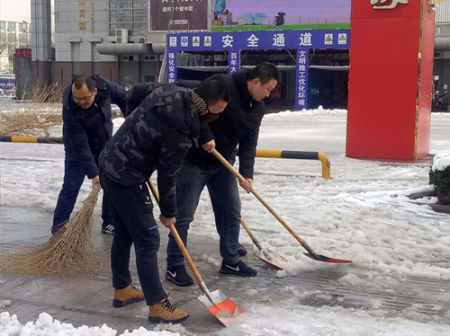 工作人员清冰扫雪 (3)_副本.jpg