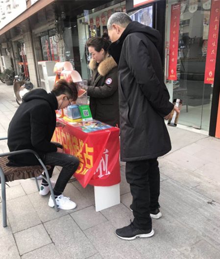 扬州体彩组织开展新春顶呱刮户外销售活动 (2)_副本.jpg