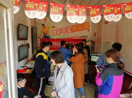 春光无限好 中奖正当时——连云港赣榆购彩者喜中大乐透一等奖5_副本.jpg