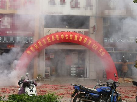 1555986549770324.jpg 连云港购彩者喜中体彩7位数500万头奖1_副本.jpg