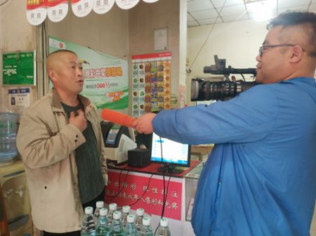 1556008606570699.jpg 喜讯连连 连云港购彩者喜中大乐透1800万元大奖2_副本.jpg