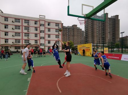 1556157774468099.jpg 体彩公益行-篮球启蒙 (3)_副本.jpg