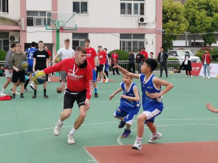 1556157782111035.jpg 体彩公益行-篮球启蒙 (4)_副本.jpg