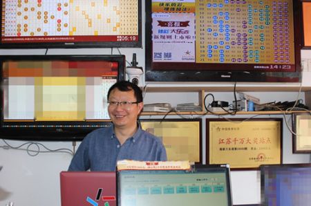 1556181294663351.jpg 时隔一年不到 淮安一网点再中千万大奖 (2)_副本.jpg