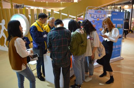 1556265775522044.jpg 2019 苏州创博会互动体验 苏州体彩华丽绽放2_副本.jpg