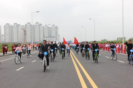 1557280911413021.jpg 淮安体彩助力第12届万人自行车骑行活动 开展地推活动_副本.jpg