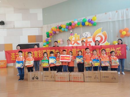 1559115053203611.jpg “公益体彩 爱心助学”连云港体彩走进六一幼儿园2_副本.jpg