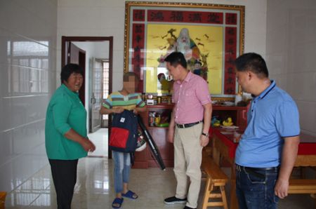 1559544313744228.jpg 爱心“助学季” 扬州体彩“六一”走访慰问困难家庭儿童2_副本.jpg