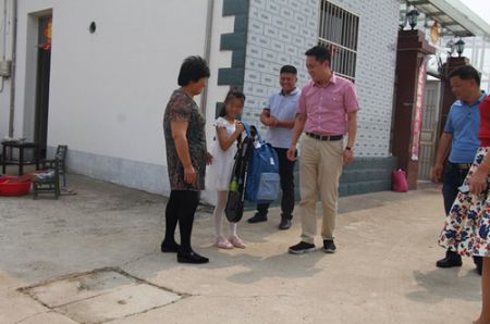 1559544322144587.jpg 爱心“助学季” 扬州体彩“六一”走访慰问困难家庭儿童1_副本.jpg