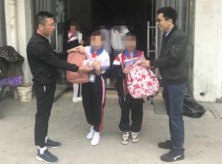 殷殷爱心见真情 扬州高邮体彩“六一”慰问贫困儿童 (1)_副本.jpg