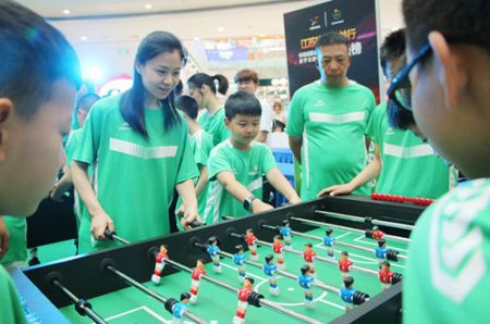 1559783844487288.jpg 江苏体彩公益行——体育启蒙桌式足球亲子公益邀请赛 (3)_副本.jpg