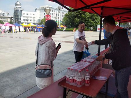 1560133747156376.jpg 淮安体彩开展志愿服务助力高考 (1)_副本.jpg