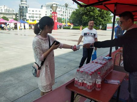 1560133756324924.jpg 淮安体彩开展志愿服务助力高考 (4)_副本.jpg